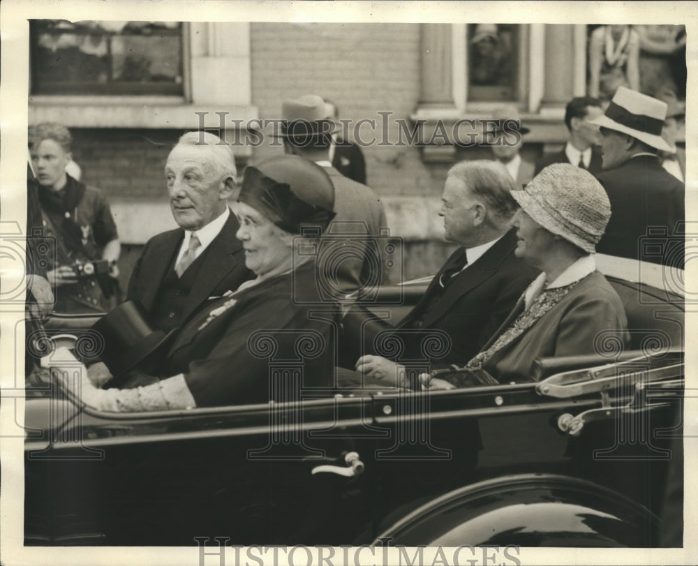 Press Photo Men and women in automobile - sbx03025