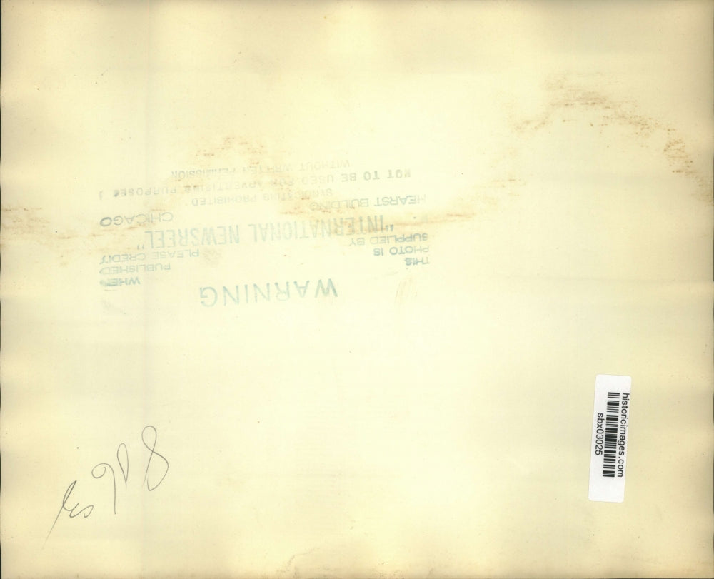 Press Photo Men and women in automobile - sbx03025