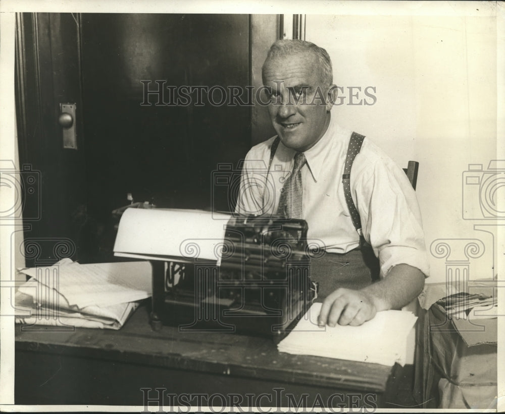 Press Photo Billy Baer at Typewriter - sbx03026