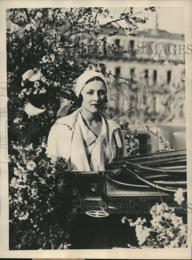 1931 Press Photo Jeanne Juille "Miss Europe" riding through resort in Cannes