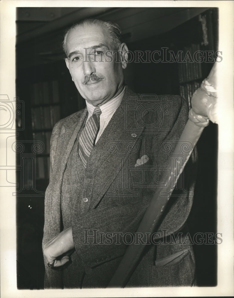 1942 Press Photo Sir Victor Sassoon arrives aboard American ship at Jersey City