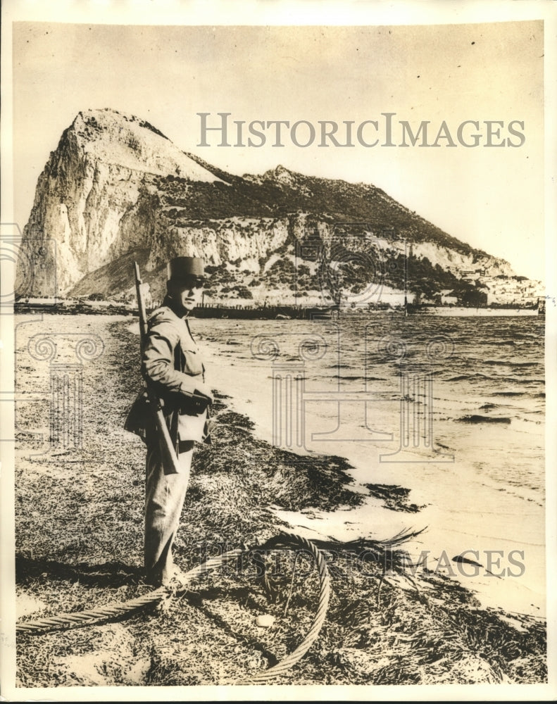 1936 Press Photo Spanish Sentry at International Border line - sbx03612