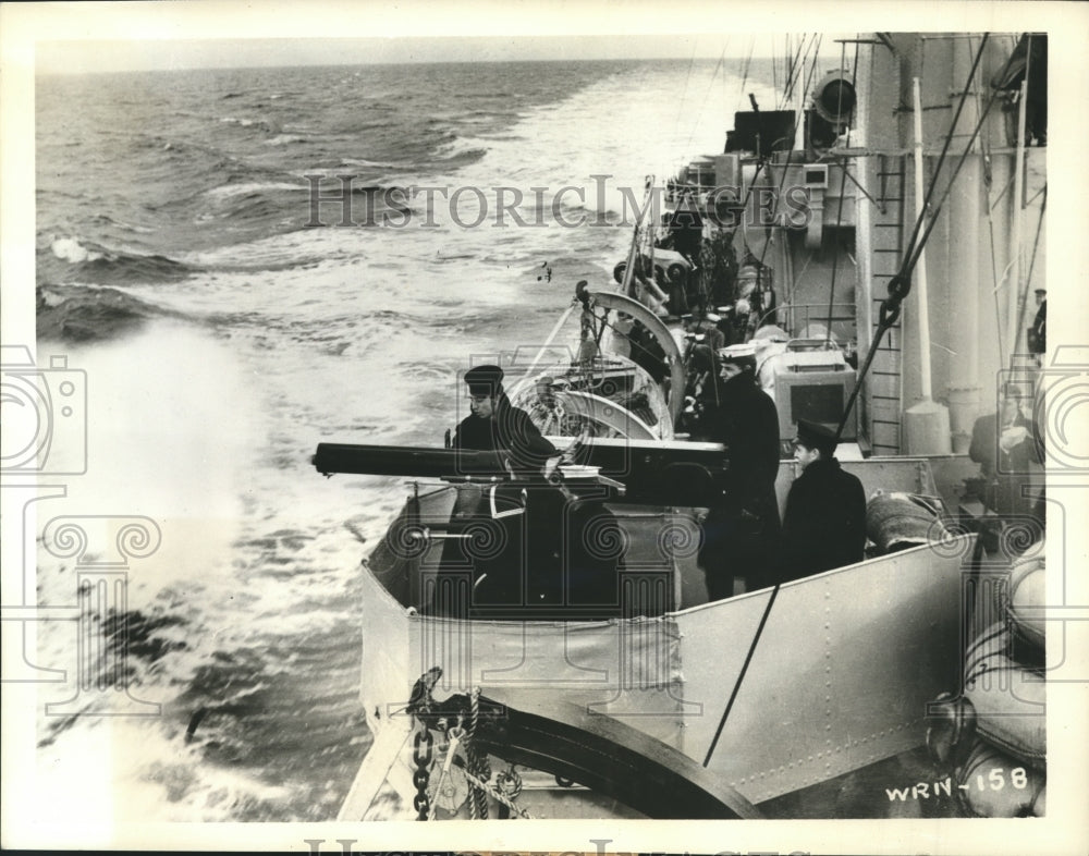 1940 Press Photo Canadian Destroyer with Gunners at Sea - sbx03936