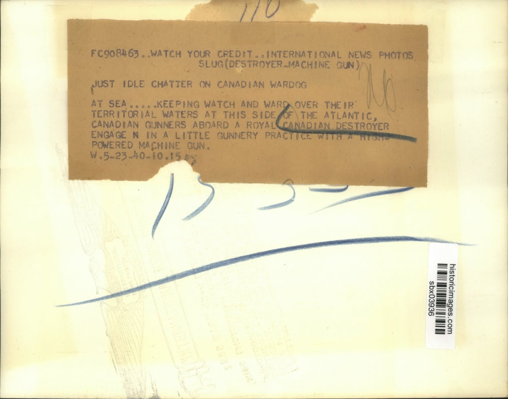 1940 Press Photo Canadian Destroyer with Gunners at Sea - sbx03936