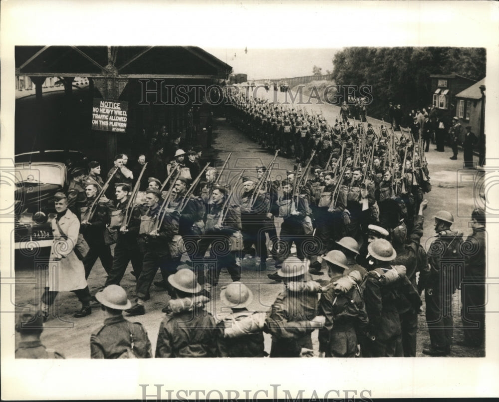 1940 Press Photo Canadian Troops arrive somewhere in Great Britain - sbx03938