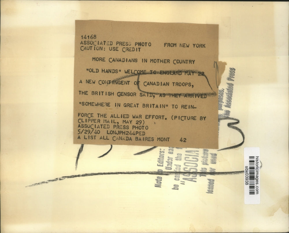 1940 Press Photo Canadian Troops arrive somewhere in Great Britain - sbx03938