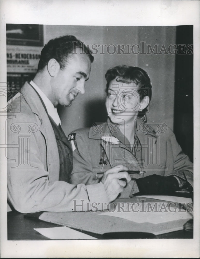 1945 Press Photo Bette Davis &amp; William Grant Sherry apply for Marriage License