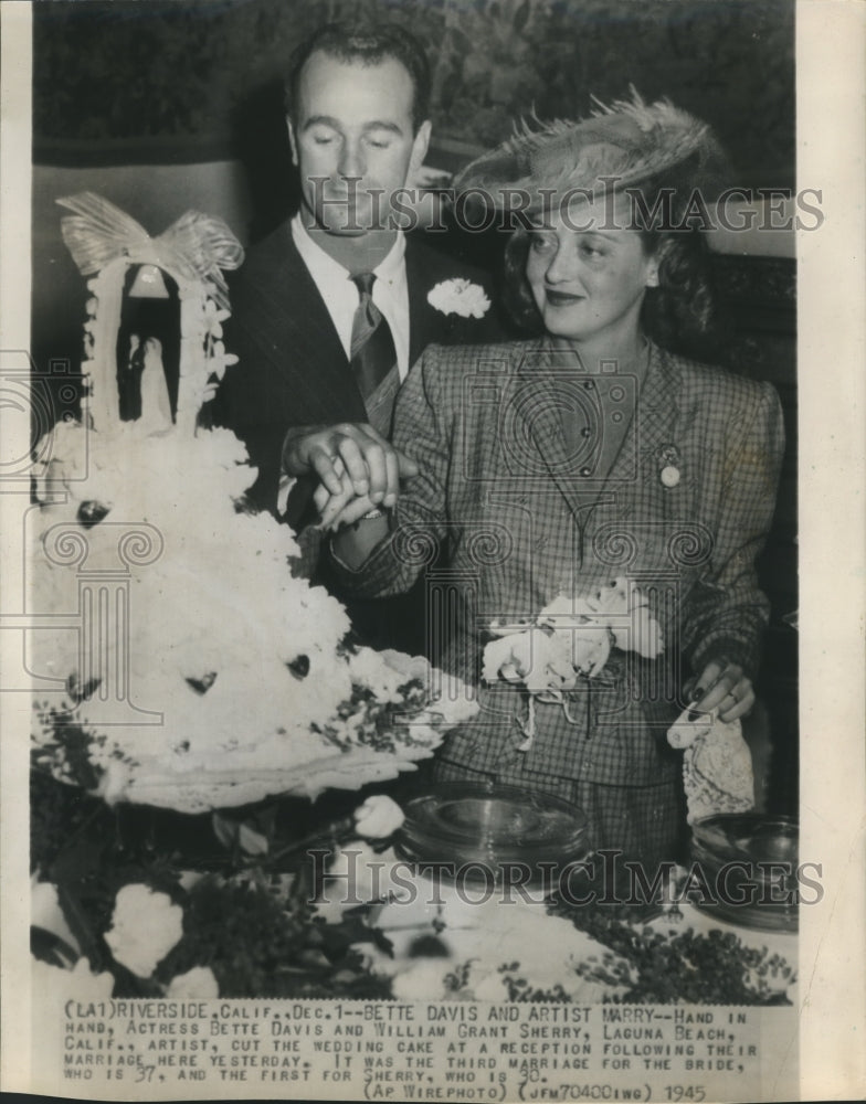 1945 Press Photo Betty Davis & Grant Sherry cut their wedding cake - sbx04076