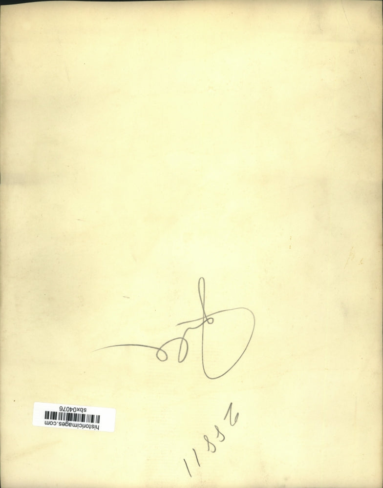 1945 Press Photo Betty Davis & Grant Sherry cut their wedding cake - sbx04076