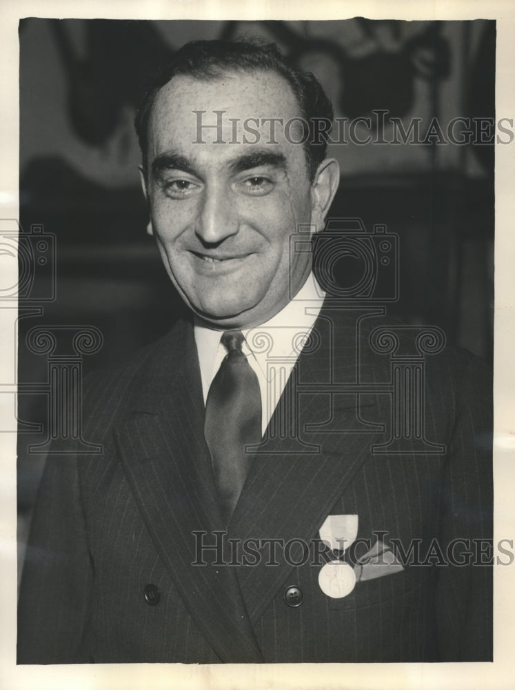 1931 Press Photo John O'Brien receives Medal of Honor for Byrd Expedition