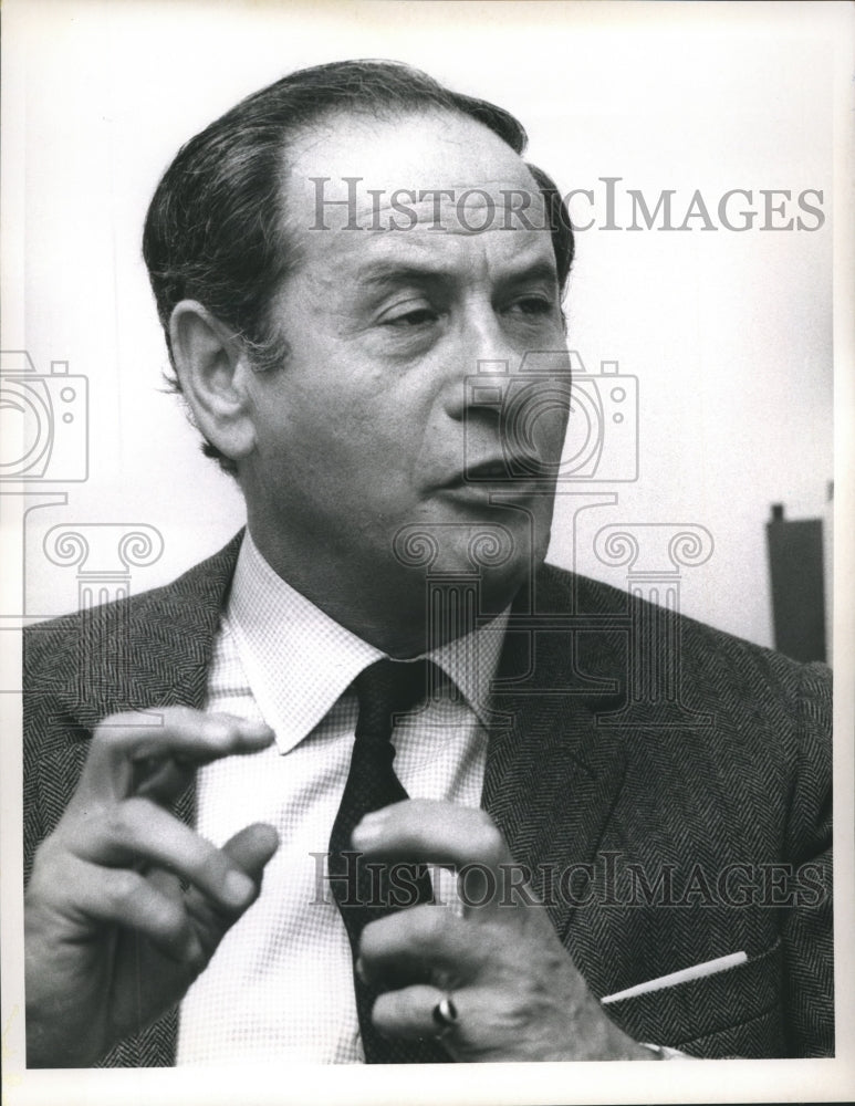 1967 Press Photo Eli Wallach in a CBS office discussing his show "Dear Friends"