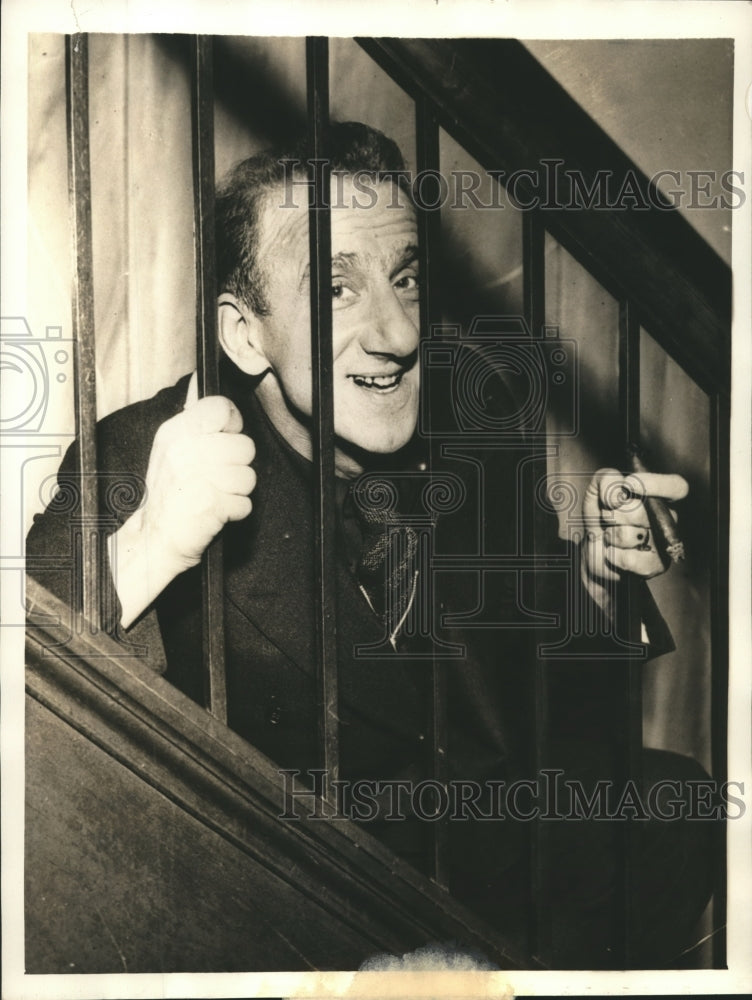 1935 Press Photo Jimmy Durante being held in custody on court order - sbx04286