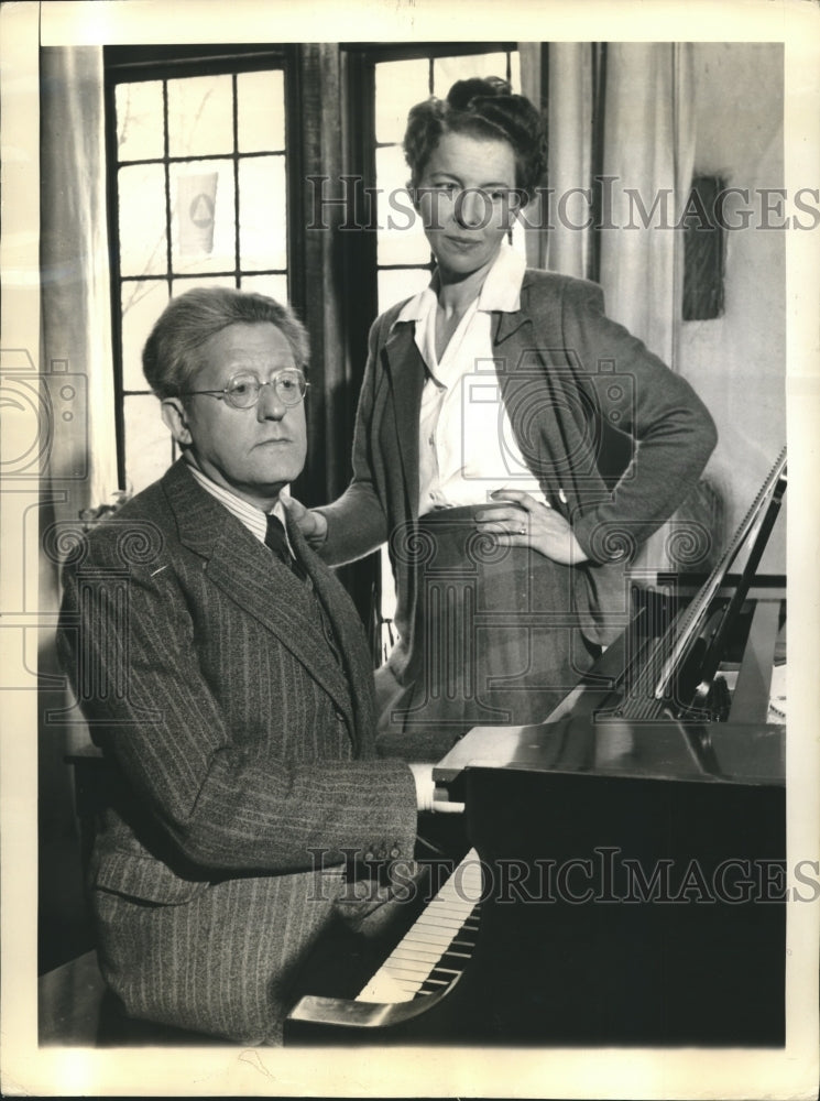 1943 Press Photo Artur Rodzinksi Philharmonic's New Conductor with his Wife