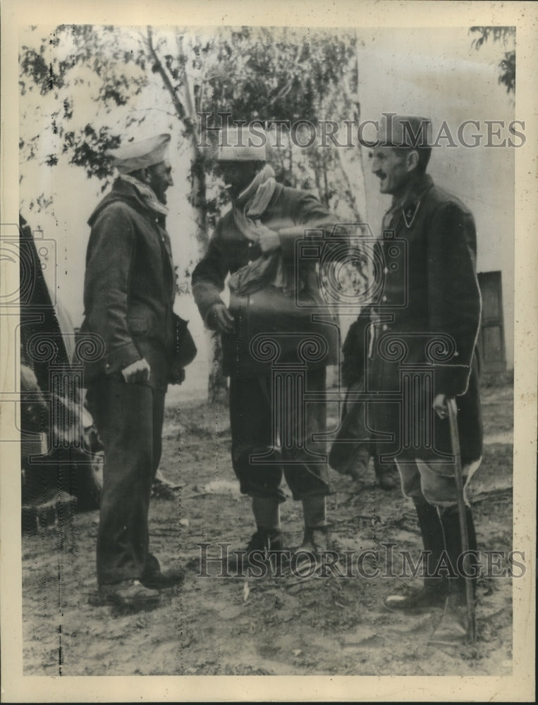 1943 Press Photo Gen. Leclerk confers with officers - sbx04600