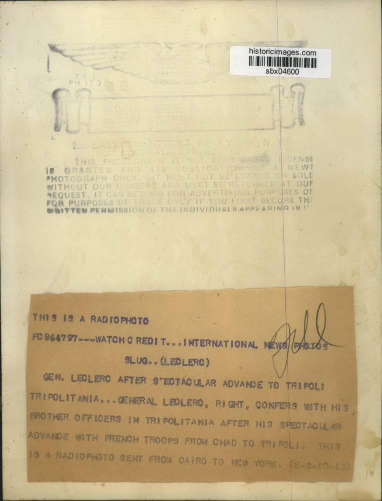 1943 Press Photo Gen. Leclerk confers with officers - sbx04600