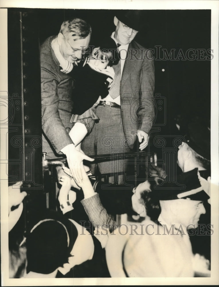 1936 Press Photo Gov.Alfred M.Landon greets Supporters in Albany, NY - sbx04701
