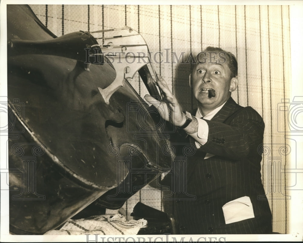 1931 Press Photo Violist Ben Bernie playing the Bass Fiddle - sbx04886