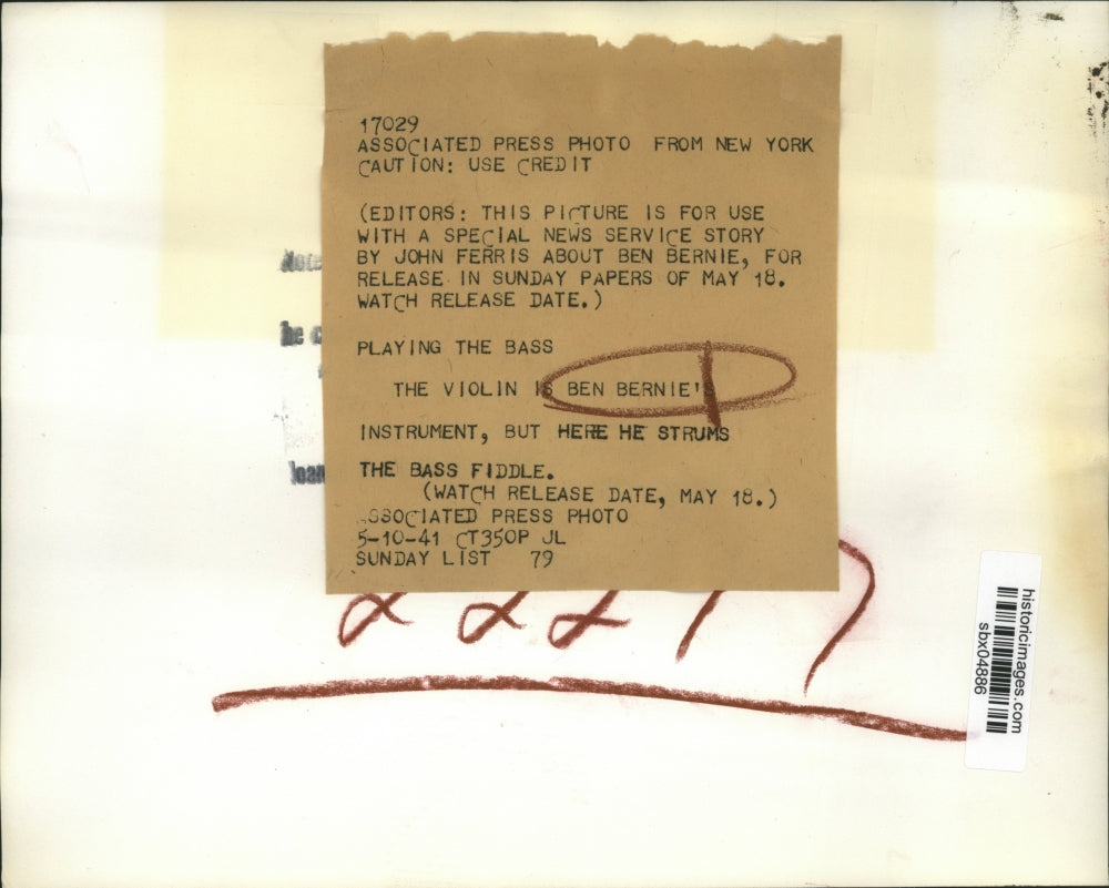 1931 Press Photo Violist Ben Bernie playing the Bass Fiddle - sbx04886