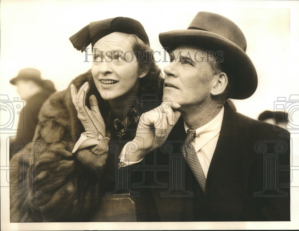1936 Press Photo Mr. & Mrs. Walter Huston arrive for opening of Dosworth