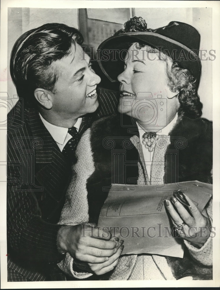 1940 Press Photo actor Mickey Rooney & his mom Nell Pankey look at his contract