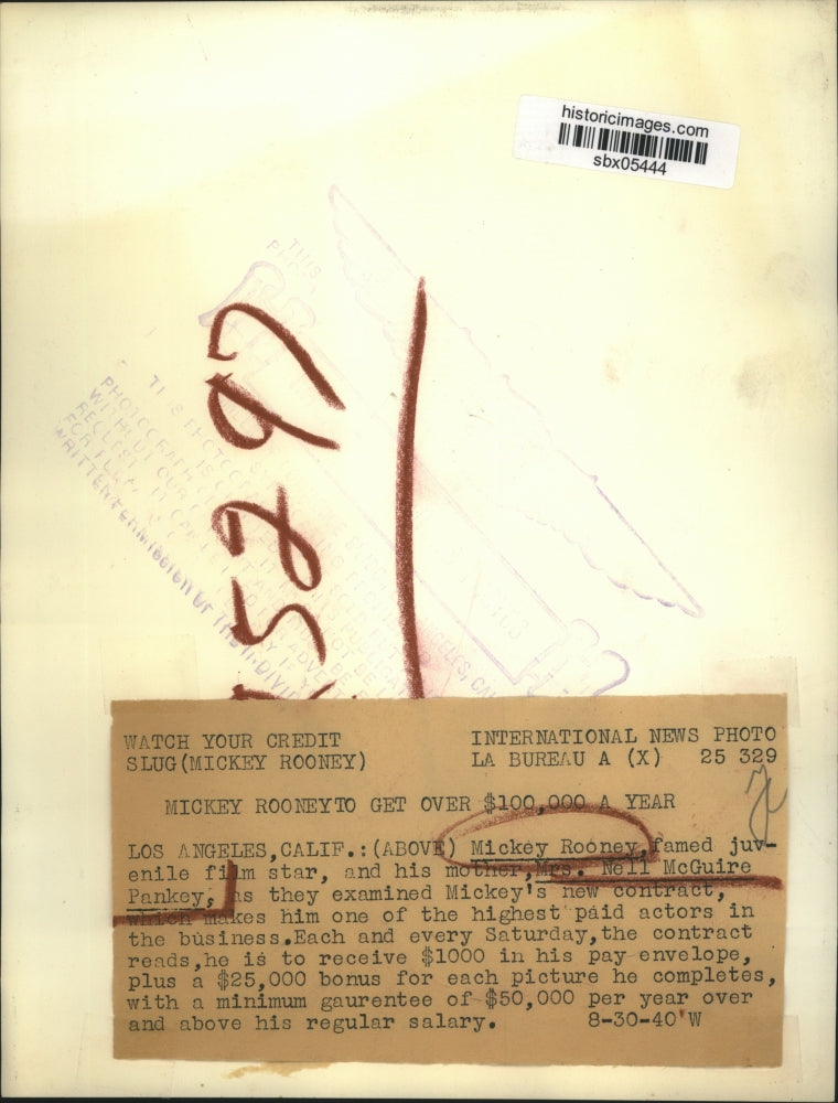 1940 Press Photo actor Mickey Rooney & his mom Nell Pankey look at his contract