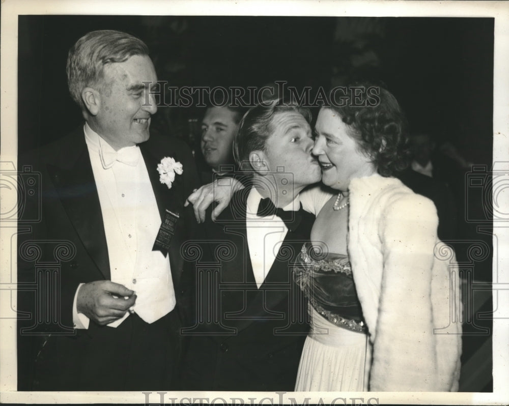 1940 Press Photo actor Mickey Rooney kisses Mrs Charles Edison at DC party