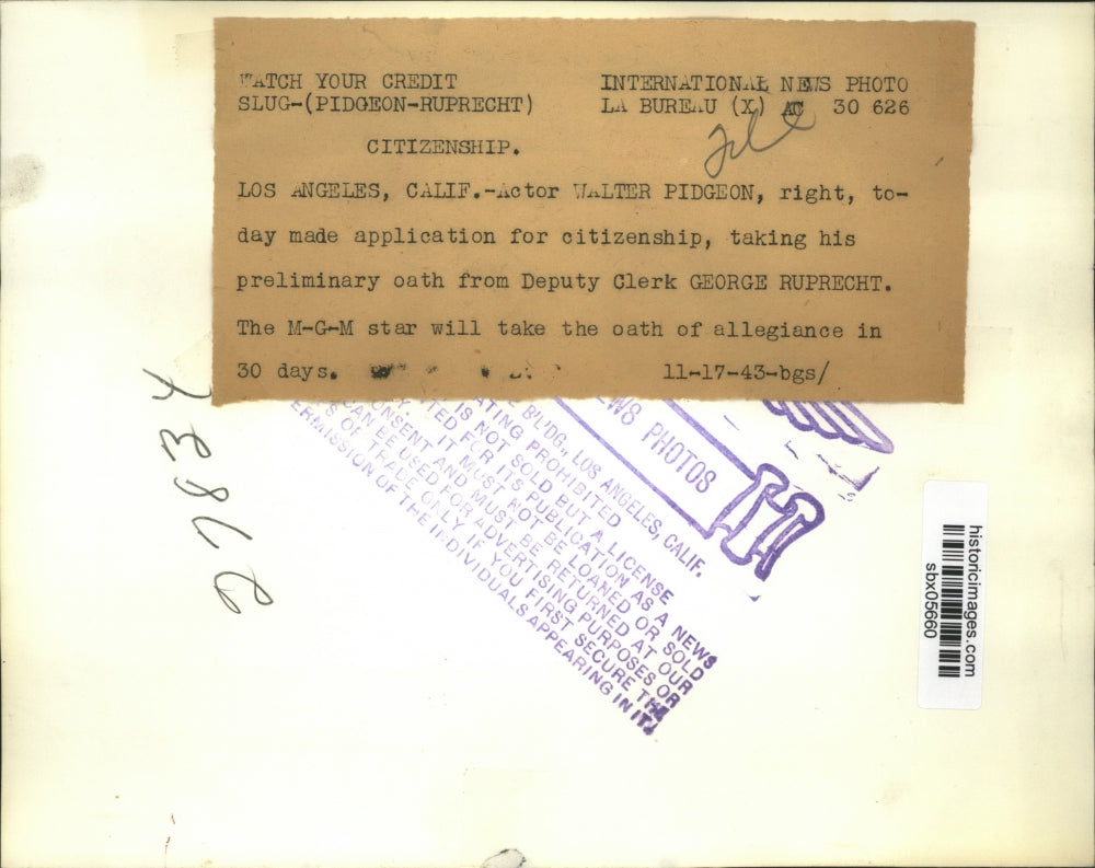 1943 Press Photo actor Walter Pidgeon to become U.S. Citizen - sbx05660