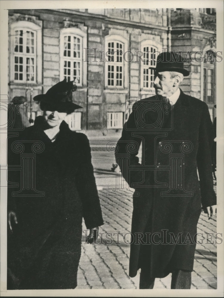 1940 Press Photo King Christian &amp; Queen Alexandrine after visiting granddaughter- Historic Images
