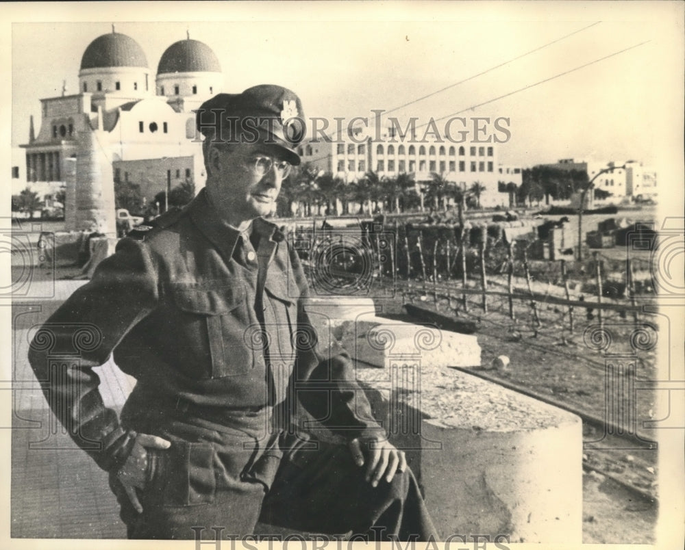 1943 Press Photo war analyst DeWitt MacKenzie looks at ruins of Bengasi