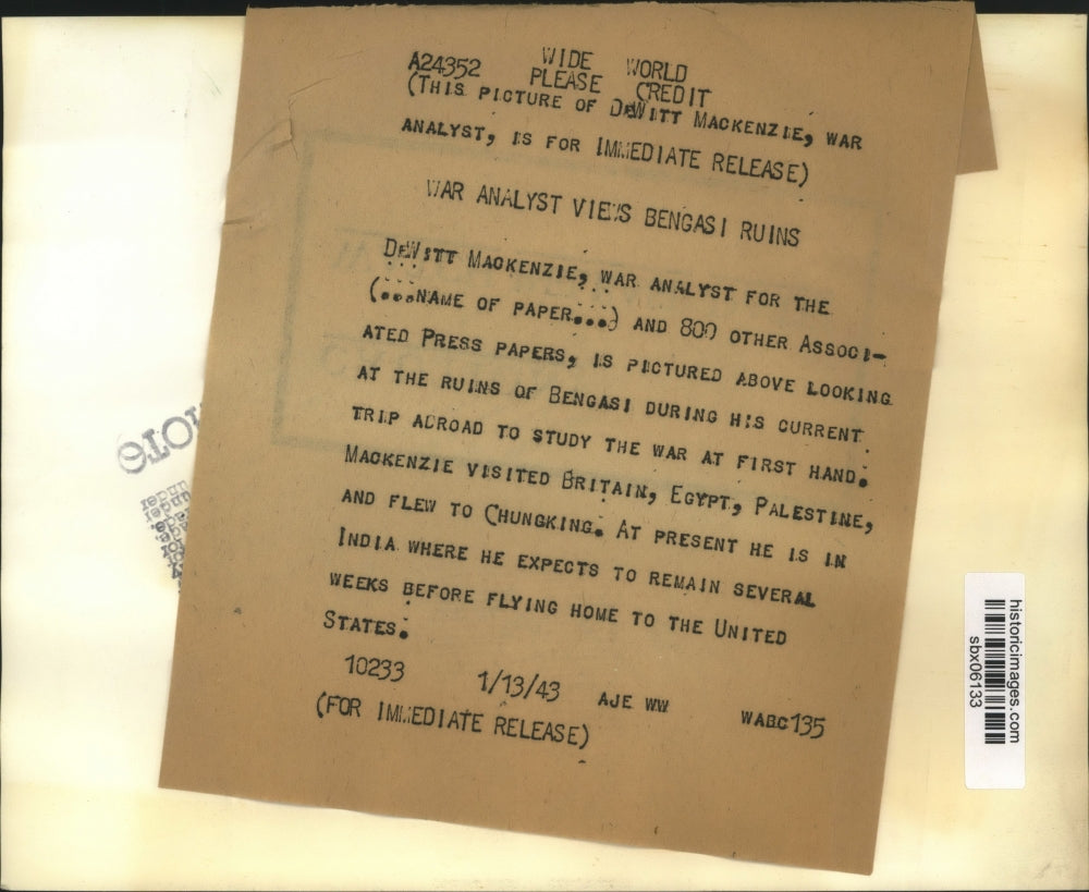 1943 Press Photo war analyst DeWitt MacKenzie looks at ruins of Bengasi