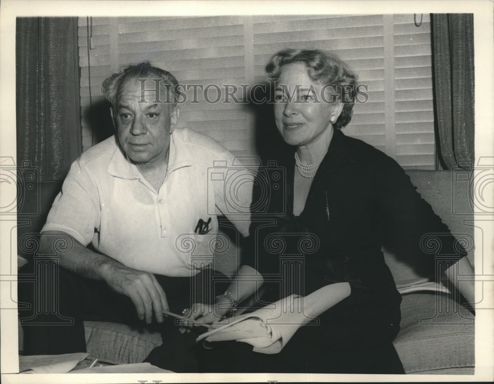 1955 Press Photo Actress Helen Hayes & hubby Charles MacArthur look over scripts