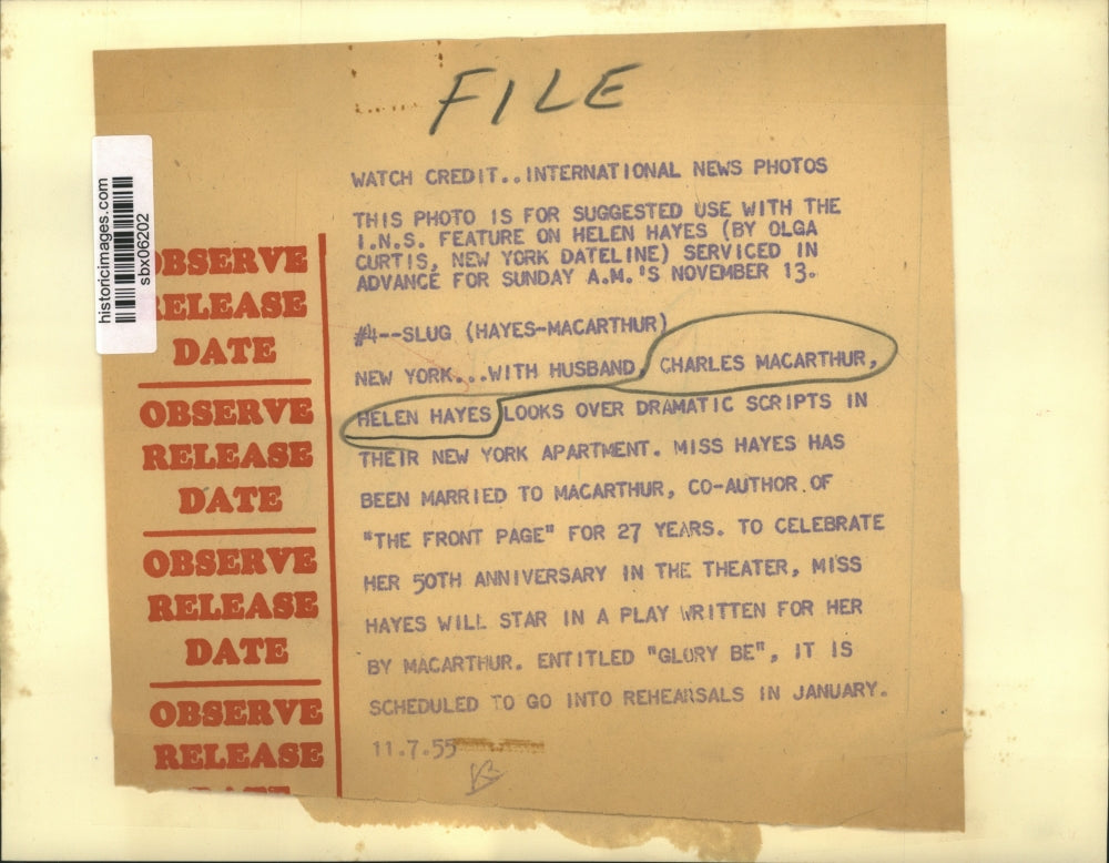 1955 Press Photo Actress Helen Hayes & hubby Charles MacArthur look over scripts