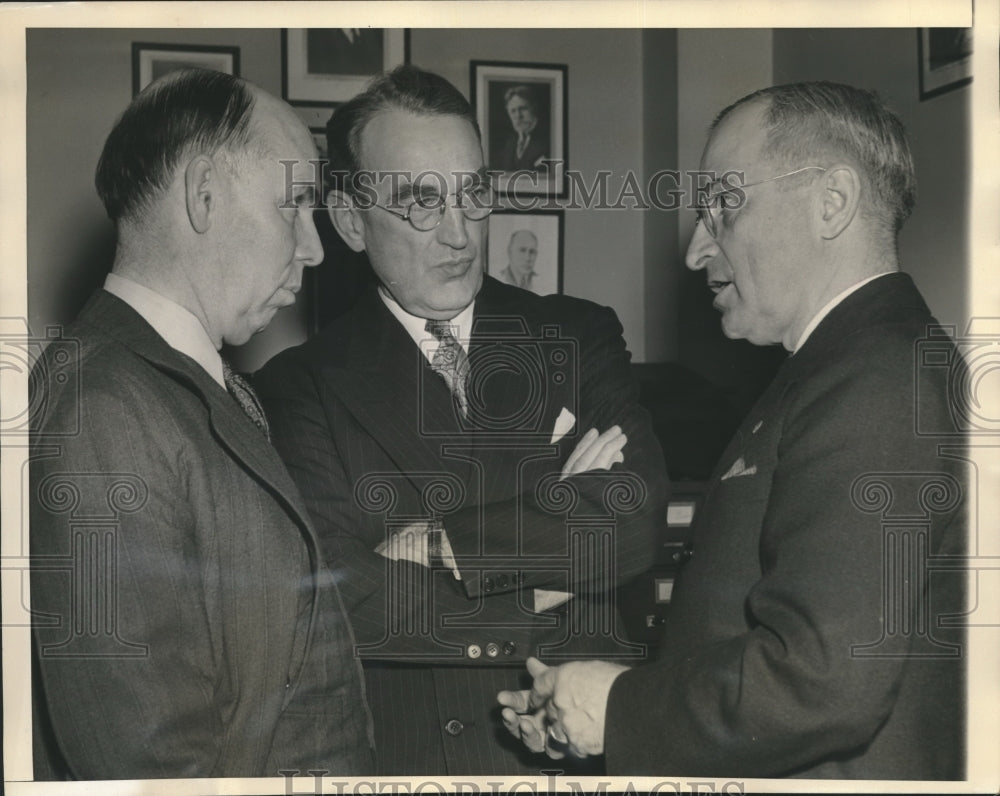 1942 Press Photo Sen. Harry Truman plans War Production Senate Inquiry