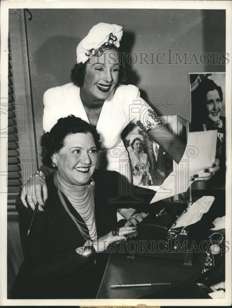 1940 Press Photo actress Binnie Barnes with INP film editor Louella Parsons
