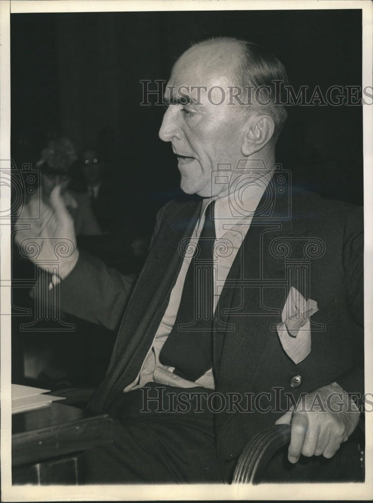 1943 Press Photo Eddie Rickenbacker, noted pilot, denies being 'labor hater'