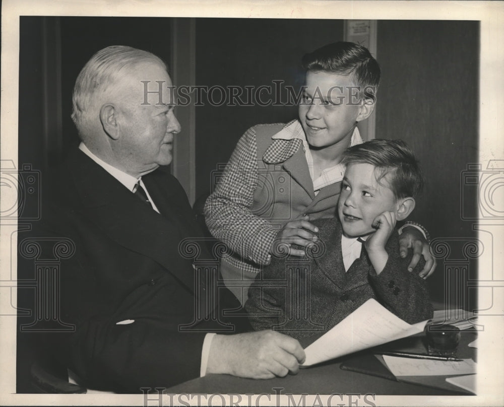 1945 Press Photo Herbert Hoover with Boys Club members Frank Kessel, Robert Free