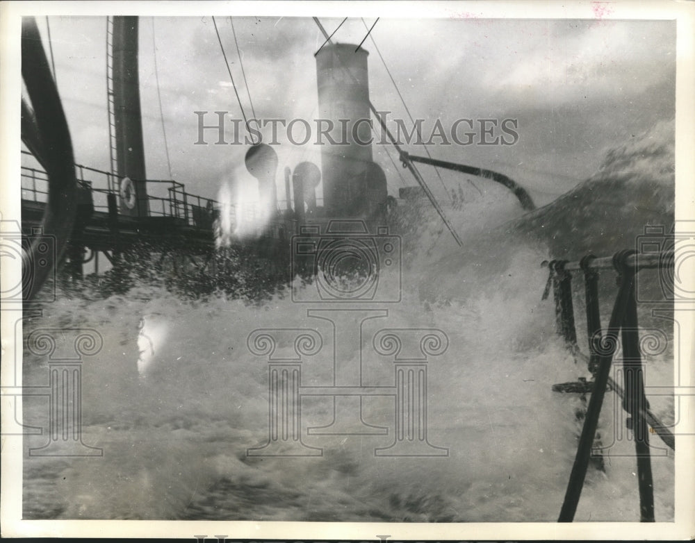 1940 Press Photo Oil Tanker Tidewater as it Enters a Storm in North Carolina