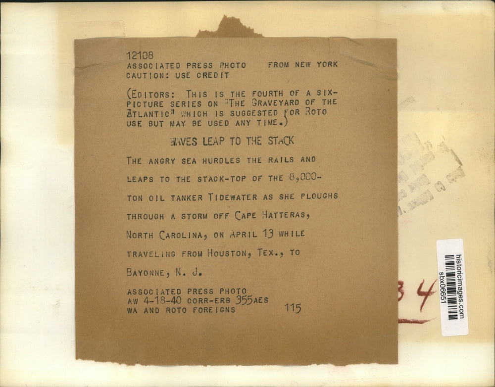 1940 Press Photo Oil Tanker Tidewater as it Enters a Storm in North Carolina