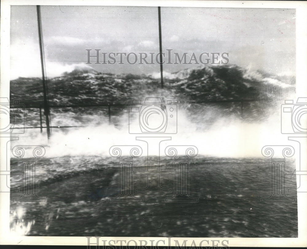 1940 Press Photo Wave Engulfs Oil Tanker On the Coast of North Carolina