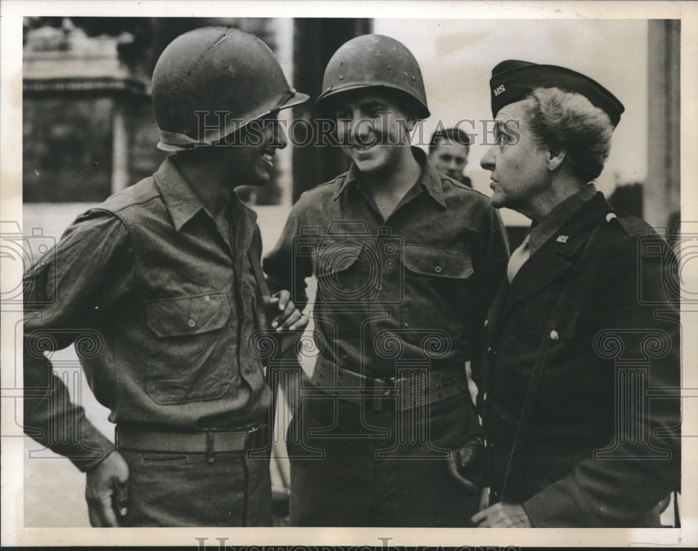 1944 Press Photo Mrs Frances Boulton Ohio congresswoman, Pfc Egan Reiss in Paris