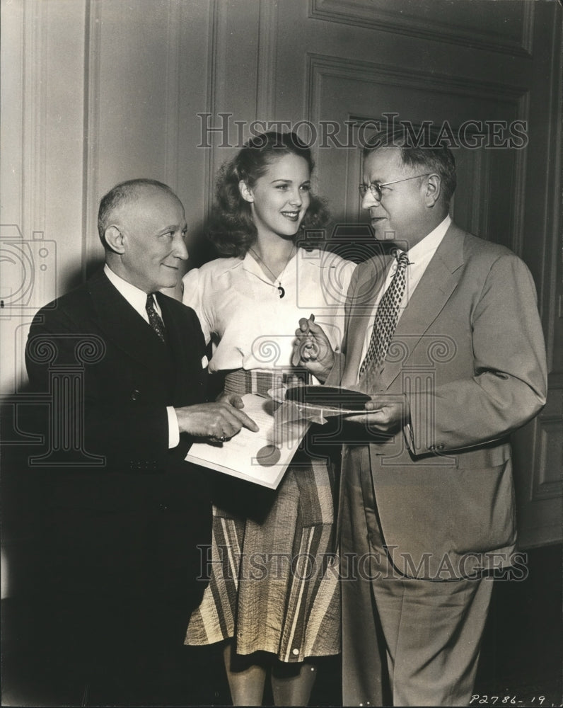Press Photo Barbara Britton, Adolph Zukor & Y.Frank Freeman eat cake