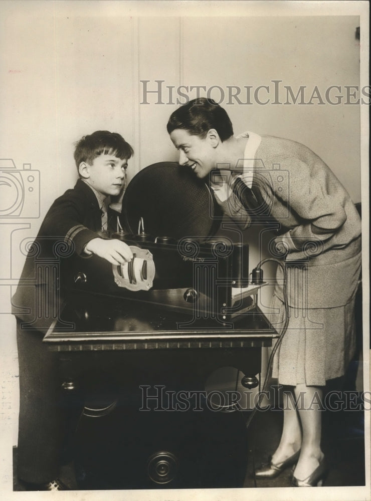 1928 Press Photo Robert Peel JR and Lady Robert Peel Tune To A English Station