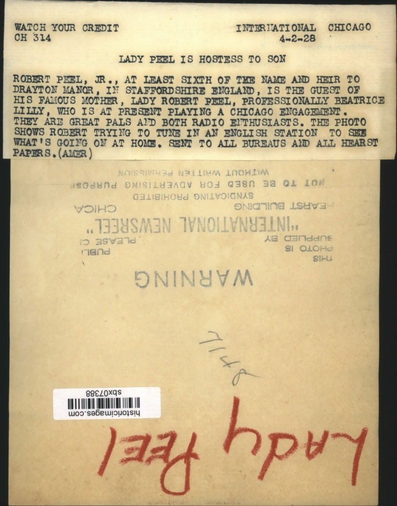 1928 Press Photo Robert Peel JR and Lady Robert Peel Tune To A English Station