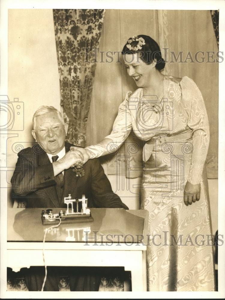 Press Photo Garner & Margaret Hart of Washington shaking hands - sbx07458