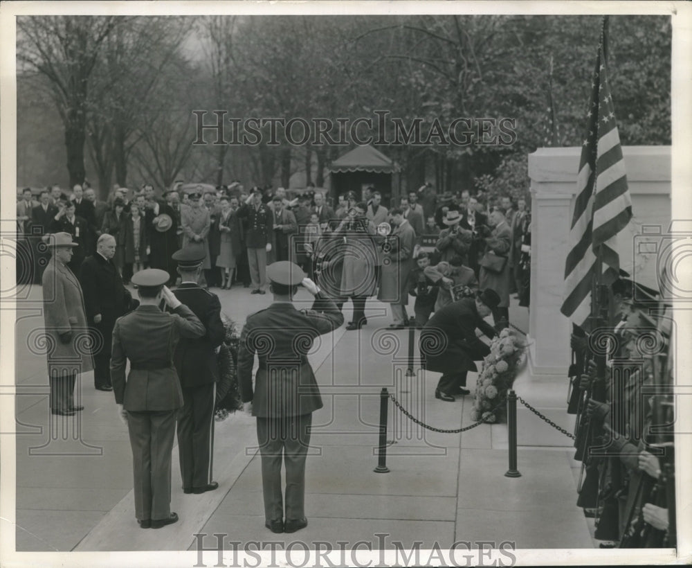 1945 Press Photo British PM Clement Attlee at Tomb of Unknown Soldier ceremony