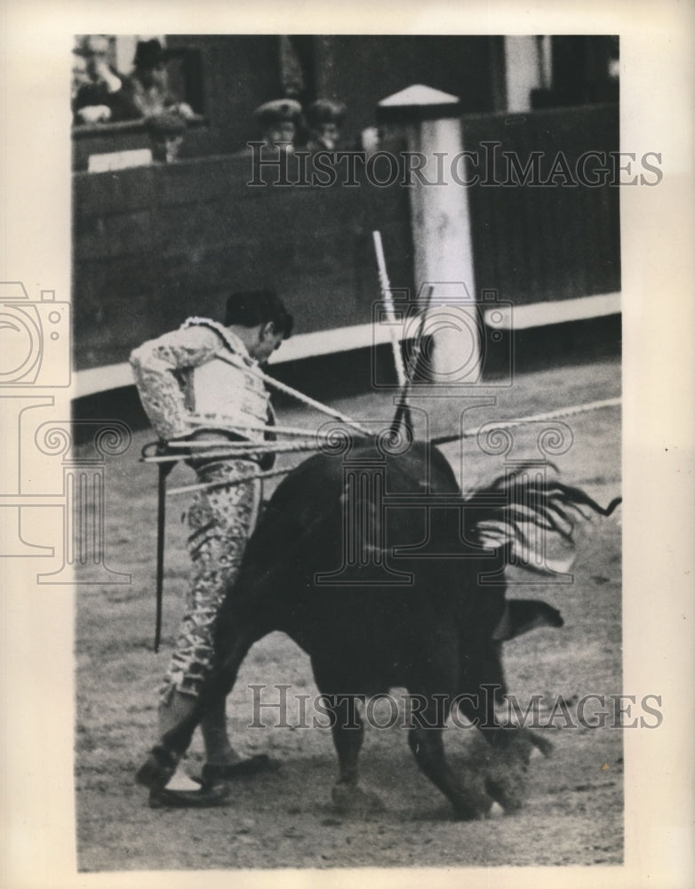 1944 Press Photo Mexican matador Carlos Arruza moves in close to the bull