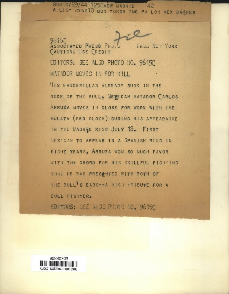 1944 Press Photo Mexican matador Carlos Arruza moves in close to the bull