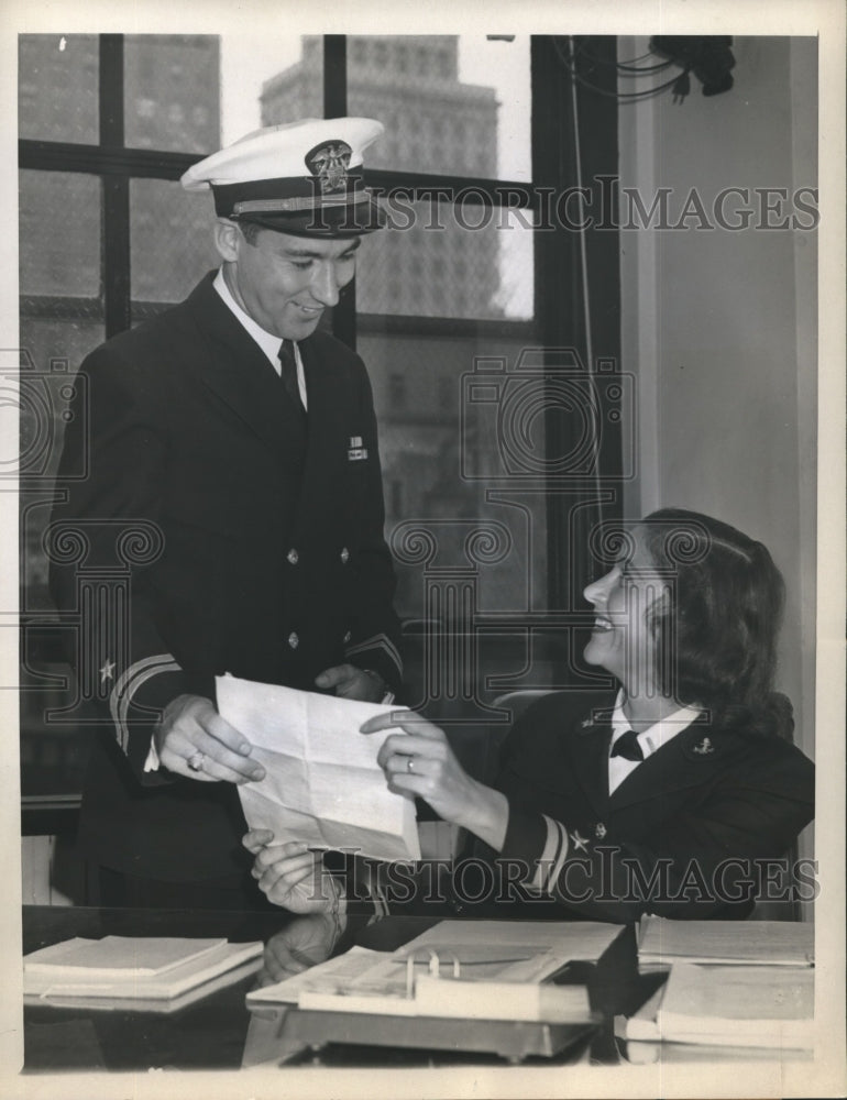 1945 Press Photo Lt. Leslie MacMitchell gets discharge papers from Gladys Marcus