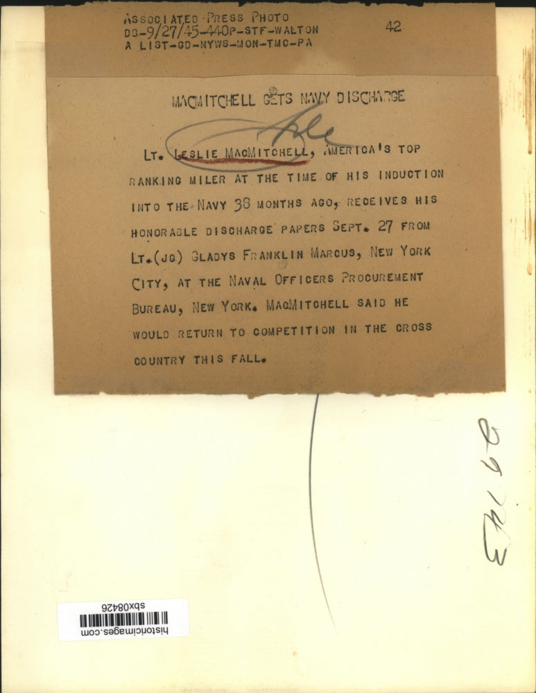1945 Press Photo Lt. Leslie MacMitchell gets discharge papers from Gladys Marcus