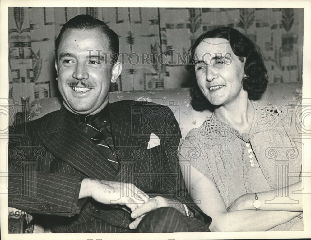 1936 Press Photo Auto Dealer Robert Hayes Marries Hallie Holmes in Reno, NV